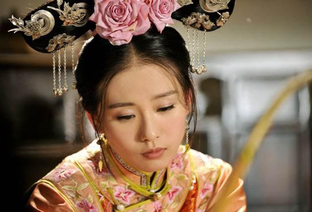她是清朝最幸运的官女子，生下皇长子，却被皇帝无情踢死