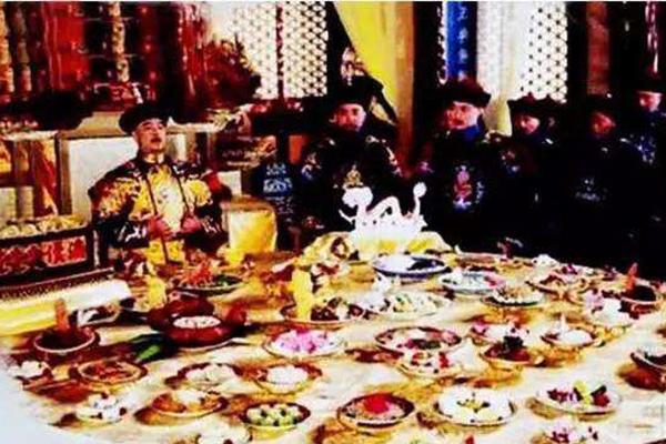 溥仪访问日本，吃饭时的一个习惯，让裕仁感叹“还是中国皇帝好”