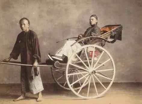民国时北京城里的人力车夫，他们的收入不亚于现代写字楼的白领们