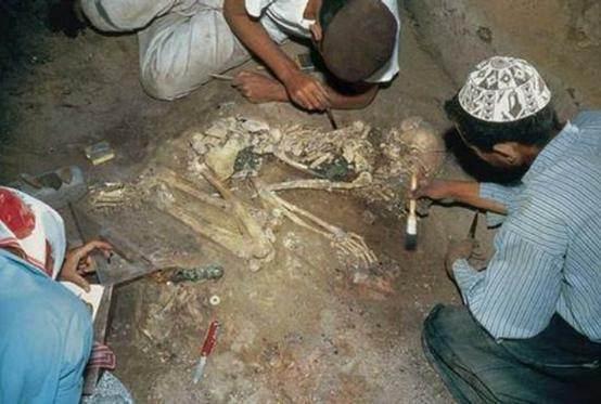他们临死一吻，吻了2800年，这两具奇特骸骨让全世界为之着迷